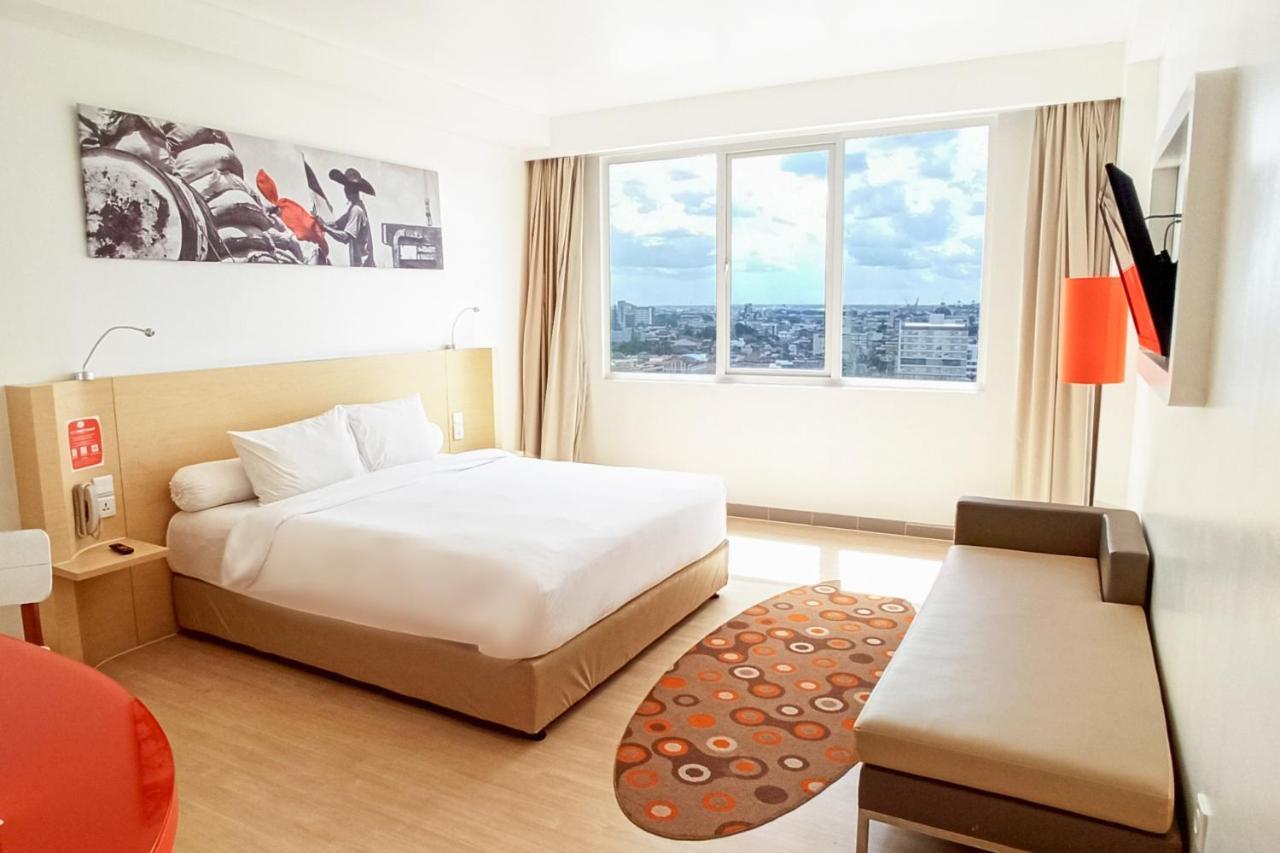 Harris Hotel Pontianak Exterior foto